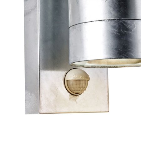 Nordlux Tin væglampe Nordlux Tin Maxi Sensor Væglampe Galvaniseret stål. Billedet viser produktet fra en skrå vinkel med hvid baggrund.