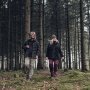 Ternet Pinewood Pile overshirt mørkegrøn/bronze. Miljøbilledet viser produktets anvendelighed på vandreture.   