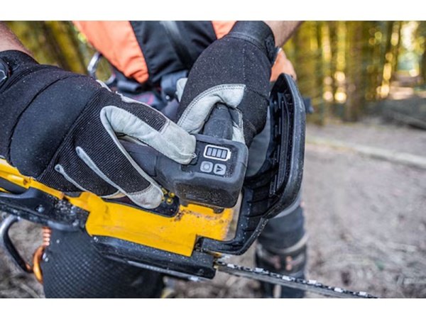 Dewalt kædesav DCMCST635N-XJ. Billedet viser produktet med hvid baggrund.
