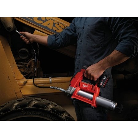 Milwaukee M12 GG-0 fedtpistol. Kraftfuld 12 V motor. Billedet viser produktet fra siden.