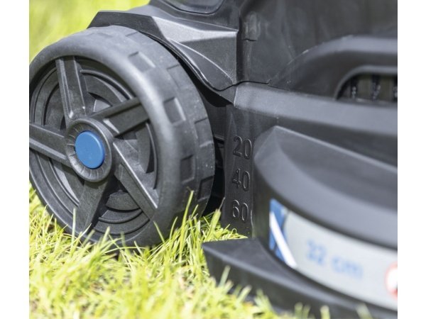 Scheppach plæneklipperBC-MP320-X-SET L, 32 cm 5911413403, m/lader & batteri. Billedet viser produkt med hvid baggrund.