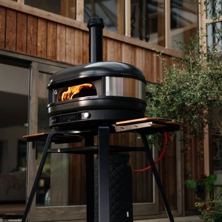 Gozney Dome pizzaovn Gozney Dome pizzaovn Gen 2.0, Dual Fuel, sort. Billedet viser produktet forfra og tændt.