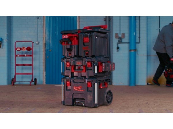 Milwaukee PACKOUT batteriholder til M18 batterier. Billedet viser produkt med hvid baggrund.