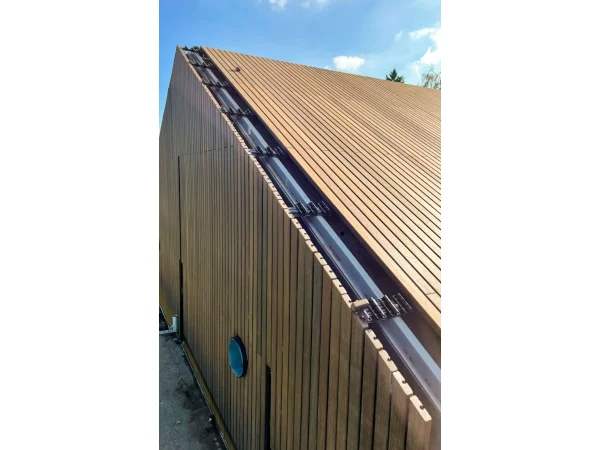 MOSO® N-Durance Savanne facadelister. Produktet ses skråt foroven.