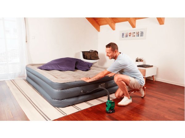 Bosch Easy Inflate luftpumpe 18V-500 SOLO. Billedet viser produkt og tilbehør med hvid baggrund.