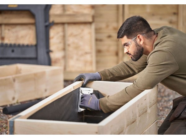 Stanley hæftepistol Stanley TR45 Type A hæftemaskine i stål. Billedet viser produktet fra en skrå vinkel.