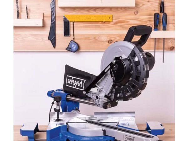 Scheppach kap-/geringssav HM254 Scheppach kap-/geringssav HM254 med kraftig 2000 W motor til alsidige snit. Billedet viser produktet med hvid baggrund.