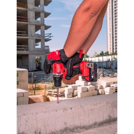 Milwaukee M18 BLPDRC-422C slagboremaskine, en kompakt og kraftfuld kulfri løsning med 145 mm længde til nem adgang i snævre områder. Billedet viser produktet forfra som png med hvid baggrund-