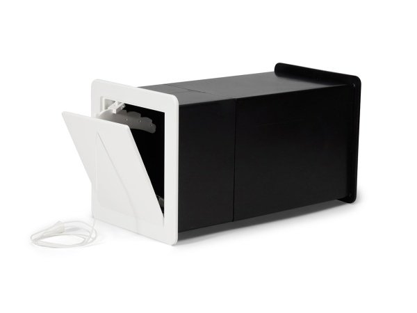 Viksa friskluftsventil type 1 sort/hvid med robust konstruktion i slagfast polystyren. Billedet viser produktet forfra.