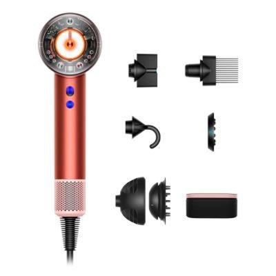 Dyson Supersonic Nural strawberry/bronze hårtørrer. Billedet viser produkt og tilbehør.