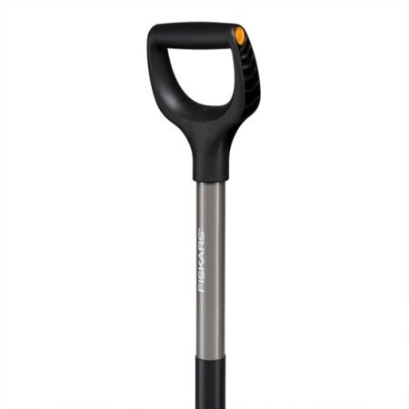 Fiskars Ergonomic skovl Fiskars Ergonomic skovl sikrer komfort og holdbarhed. Skovlen har et stål-skaft og bredt blad, ideel til at flytte grus, sand og jord. Billedet viser produktet i en skrå vinkel.