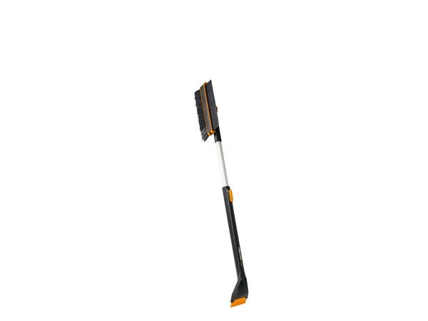 Fiskars X-series teleskopisk børste og isskraber. Billedet viser produktet med hvid baggrund.