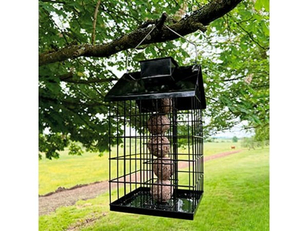 Foderautomat i sort pulverlakeret stål med værn og ophæng til småfugle, passer til mejsebolde