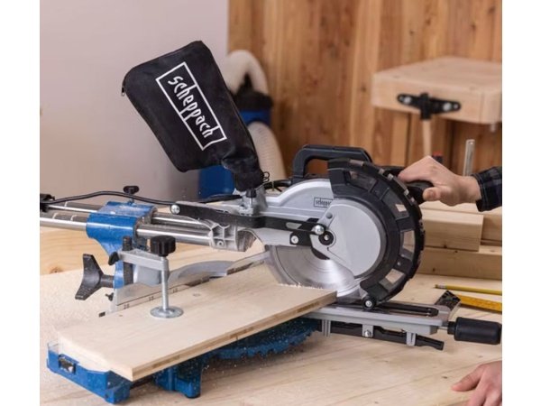 Scheppach kap-/geringssav HM216 Scheppach kap-/geringssav HM216 Inkl. 2 stk. savklinger m/24T og 48T. Billedet viser produktet med hvid baggrund.