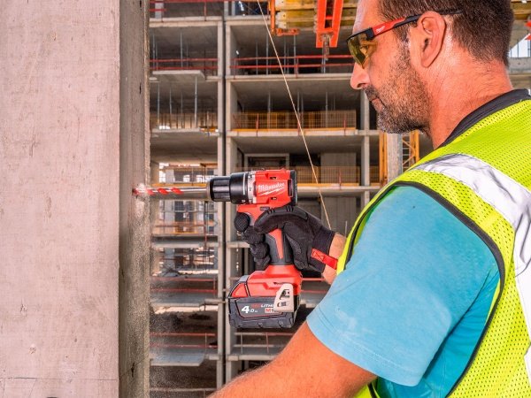 Milwaukee M18 BLPDRC-422C slagboremaskine Milwaukee M18 BLPDRC-422C slagboremaskine, en kompakt og kraftfuld kulfri løsning med 145 mm længde til nem adgang i snævre områder. Billedet viser produktet forfra som png med hvid baggrund-