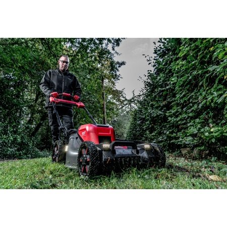 Milwaukee M18 FUEL™ plæneklipper Milwaukee M18 FUEL™ 53 cm selvkørende plæneklipper. Billedet viser produktet fra en skrå vinkel.