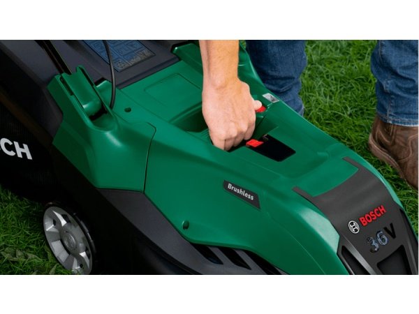 Bosch plæneklipper Bosch plæneklipper Advanced Rotak 36V-40. Billedet viser produkt med batteri og lader