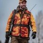 Pinewood Furudal Hunter Pro 2.0 Camou vest i orange. Miljøbilledet viser produktet i natur terræn.
