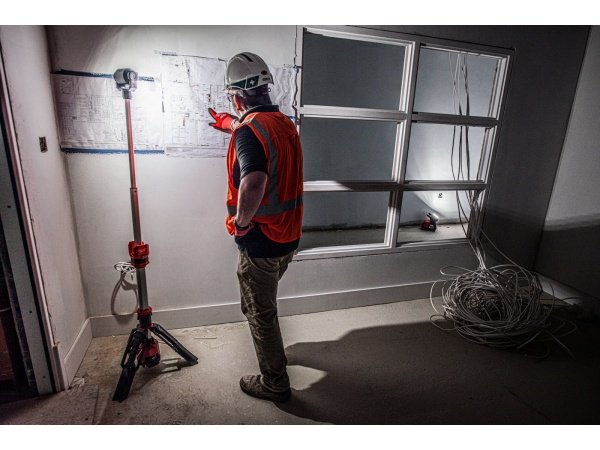 Milwaukee arbejdslampe m/stativ Milwaukee arbejdslampe m/stativ M12 SAL-0. Billedet viser produktet forfra.