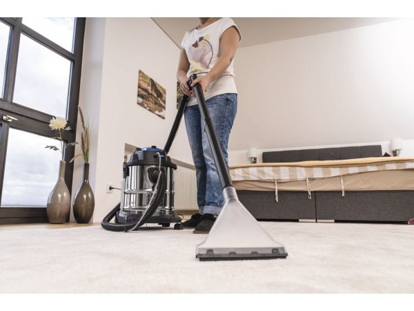 Scheppach tæpperenser Spray Vac 20 1600W. Billedet viser produktet og tilbehør.