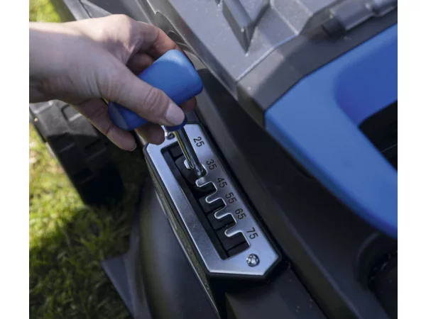 Scheppach plæneklipper BC-MP430-X SET XL2, 43 cm 5911415400, m/lader og to batterier. Billedet viser produkt.