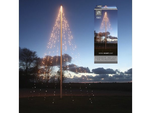 Nordic lyskæde til flagstang 9m/Ø2 m. Miljøbilledet viser produktet på flagstang.