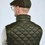 Pinewood Nydala Sixpence hat I tofarvet design. Miljøbilledet viser produktet bagfra.