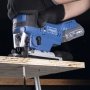 Scheppach stiksav BC-JS254-X 20V, solo. Miljøbilledet viser produktet i brug nede fra.