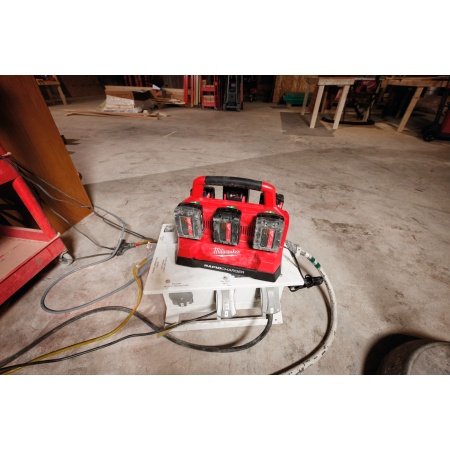Milwaukee M18™ PACKOUT™ Turboladestation. Billedet viser produktet fra en skrå vinkel.