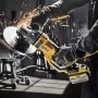 Dewalt akku vinkelsliber. Miljøbillede af produkt i brug 
