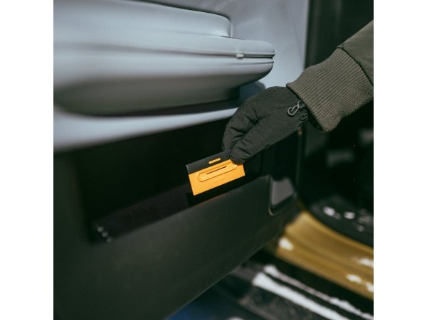 Fiskars Solid børste og isskraber 10 x 7,8 x 46,7 cm. Billedet viser produktet forfra. 