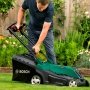 Bosch plæneklipper Advanced Rotak 36V-40. Miljøbilledet viser produktet i brug.