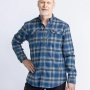 Pinewood Abisko flannelskjorte i azurblå og genbrugsmateriale. Billedet er et miljøbillede, som viser produktet forfra.