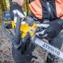 Dewalt kædesav DCMCST635N-XJ. Miljøbilledet viser produktet i brug.