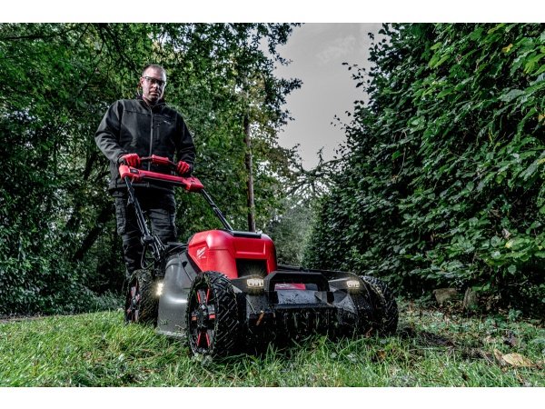 Milwaukee M18 FUEL™ plæneklipper Milwaukee M18 FUEL™ 53 cm selvkørende plæneklipper. Billedet viser produktet fra en skrå vinkel.