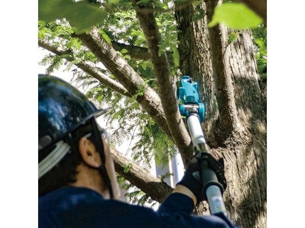 Makita stangsav DUA200Z 18V SOLO, 200 mm. Billedet viser hele produktet med hvid baggrund.