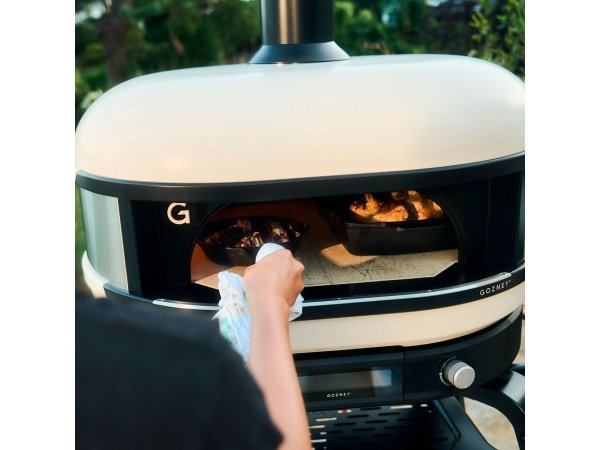 Gozney Dome pizzaovn Gen 2.0, Dual Fuel, bone. Billedet viser produktet forfra og tændt.