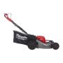 Milwaukee M18 FUEL™ 53 cm selvkørende plæneklipper. Billedet viser produktet fra siden.