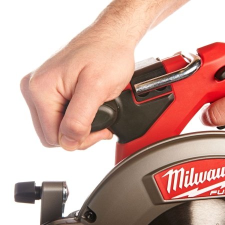 Milwaukee rundsav M18 CCS55-0 Milwaukee rundsav M18 CCS55-0. Leveres i plast emballage. Billedet viser produktet fra en skrå vinkel.