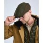 Pinewood Nydala Sixpence hat I tofarvet design. Miljøbilledet viser produktet fra en skrå vinkel.