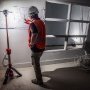 Milwaukee arbejdslampe m/stativ M12 SAL-0. Miljøbilledet viser produktets effektivitet.
