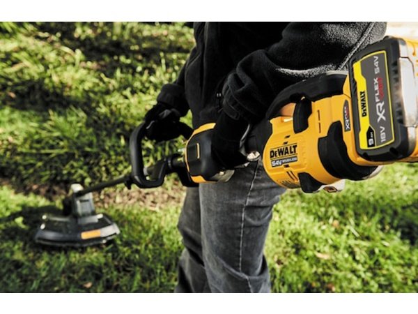 Dewalt græstrimmer DCMAS5713X1-QW Dewalt græstrimmer DCMAS5713X1-QW. Med en 54 V motor og et 9,0 Ah batteri. Billedet viser produktet med hvid baggrund.