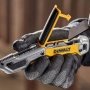 Dewalt kniv med trapezblad DWHT10999-0. Miljøbilledet viser produktets egenskaber.