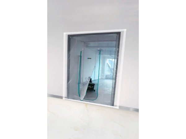 Bihui støvdør Bihui støvdør XL-åbning, 250 x 224 cm. Miljøbilledet viser produktet i brug.