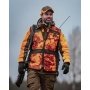 Pinewood Furudal Hunter Pro 2.0 Camou vest i orange. Miljøbilledet viser produktet i natur terræn.