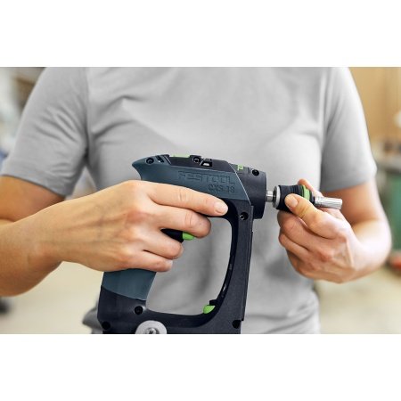 Festool Akku Boremaskine CXS 18-Basic-3,0. Billedet viser produktet med kuffert og tilbehør.