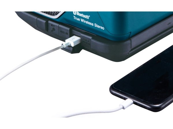 Makita bluetooth højttaler 40V med høj lydstyrke og kraftig bas. Billedet viser produktet forfra.