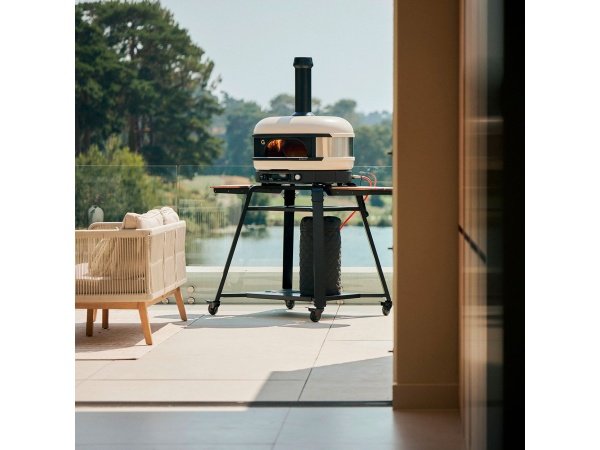 Gozney Dome pizzaovn Gen 2.0, Dual Fuel, bone. Billedet viser produktet forfra og tændt.