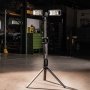 Scangrip TOWER 8 CONNECT arbejdslampe. Miljøbilledet viser produktet stående.
