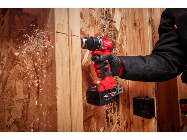 Milwaukee M18 BLPDRC-422C slagboremaskine Milwaukee M18 BLPDRC-422C slagboremaskine, en kompakt og kraftfuld kulfri løsning med 145 mm længde til nem adgang i snævre områder. Billedet viser produktet forfra som png med hvid baggrund-